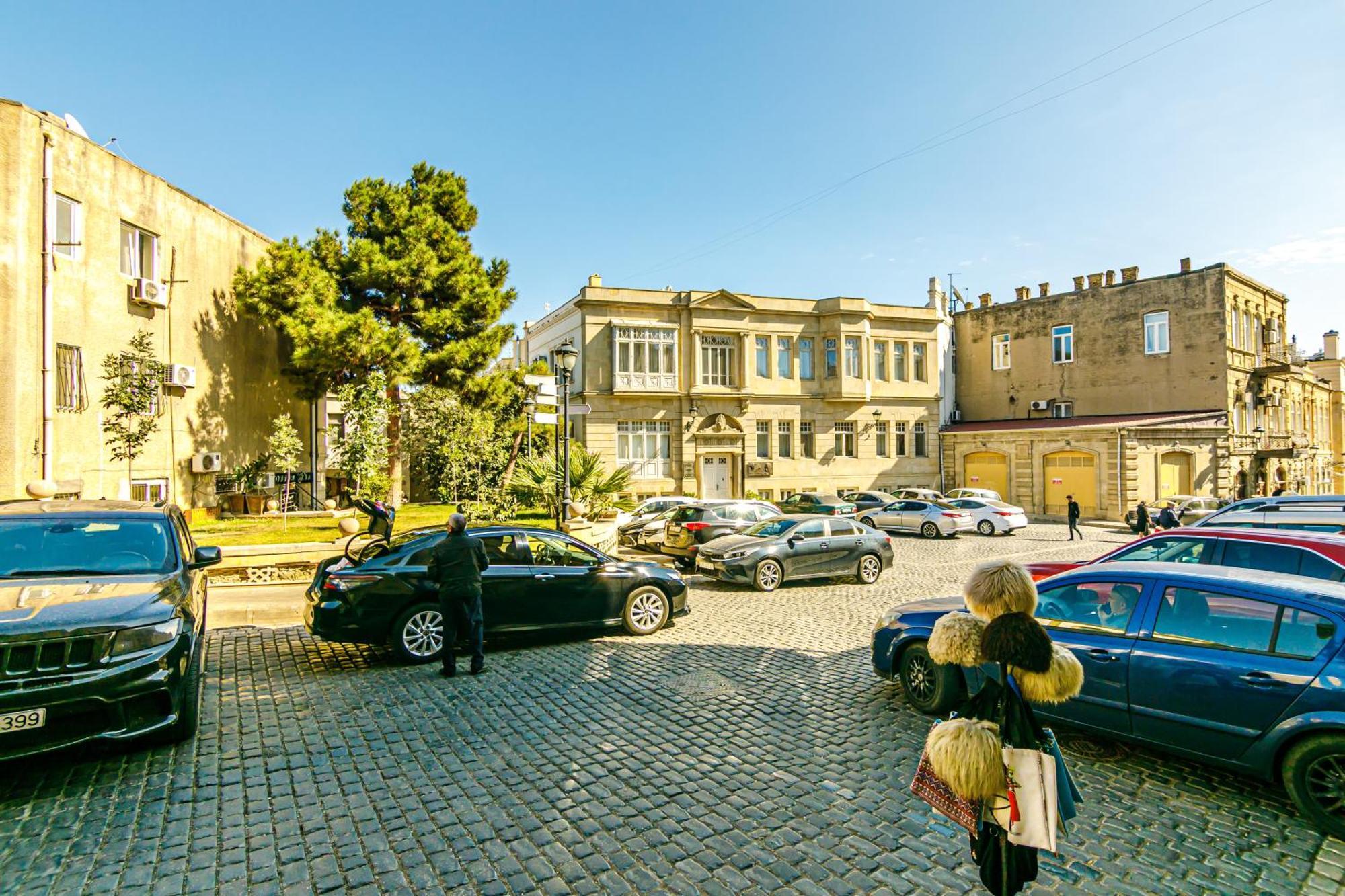 Little Gem In The Old - One Bedroom * Baku
